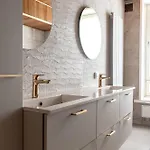 Stylish 3br In Center With Sauna Tub *
