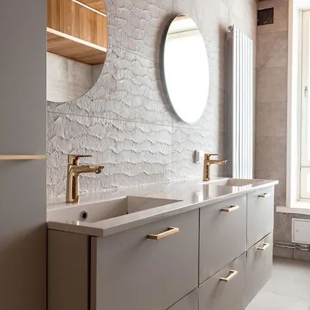 Stylish 3br In Center With Sauna Tub *